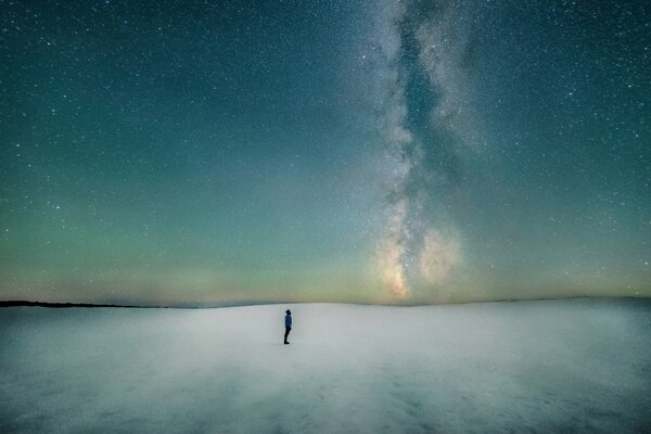 Uomo che guarda la Via Lattea