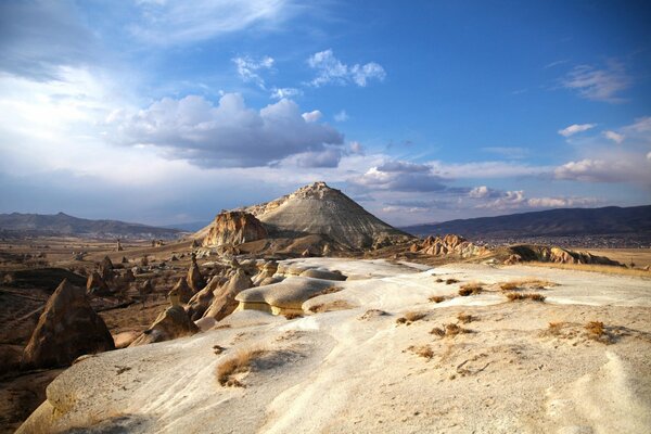 Las montañas de arena y el cielo azul de Turquía