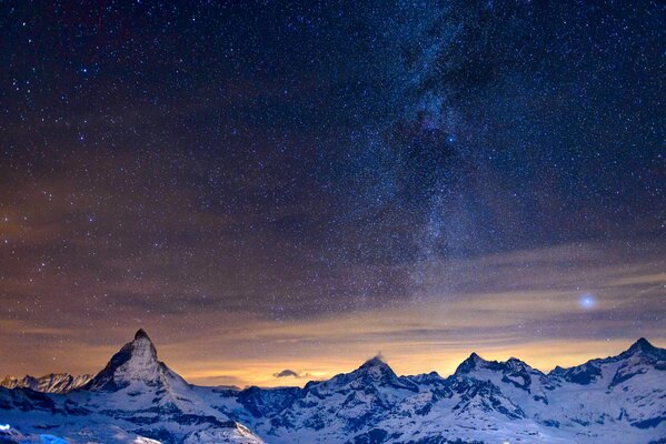 Voie lactée dans les montagnes sur le ciel étoilé dans les Alpes