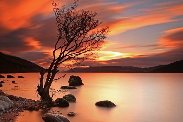 Sanfter Sonnenuntergang am See