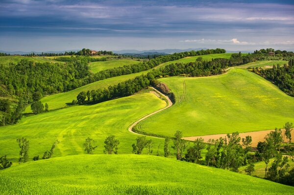 Route et collines en Italie, Toscane, à l horizon de la montagne et le ciel