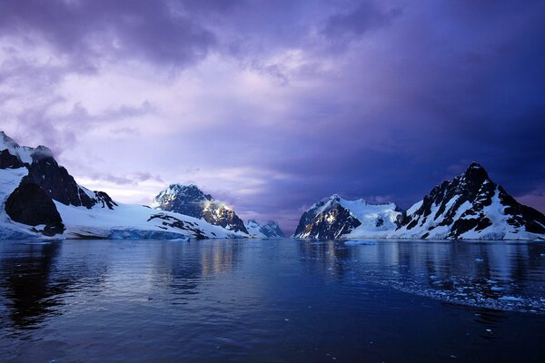 Los brillantes glaciares de la Antártida al atardecer