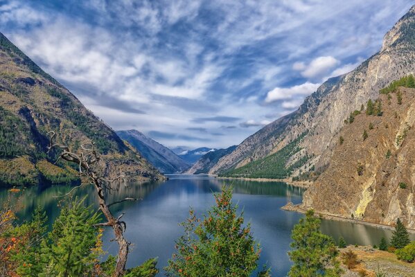 Lac entre les montagnes