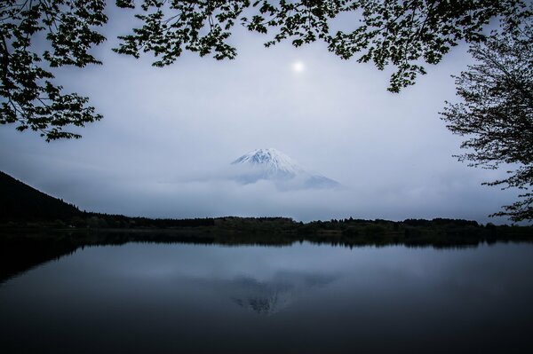 Ein Vulkan in Japan. Grenzenloser See