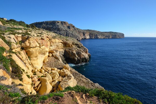 Rocas a orillas del mar azul