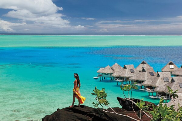 Fille de paysage d été sur fond d eau turquoise