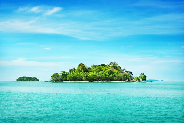 Île au milieu de la mer bleue