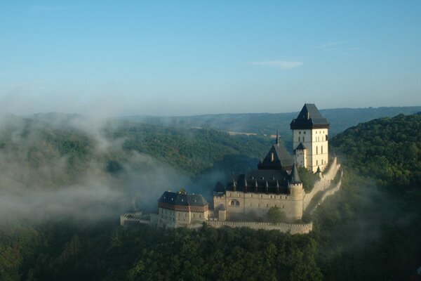 In der Tschechischen Republik gibt es ein großes Schloss, in dem jemand lebt