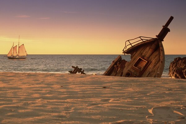 Barco abandonado en una playa de arena