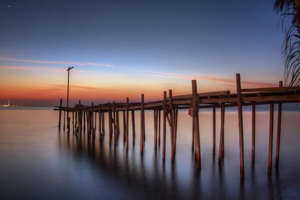 Amanecer en el muelle de la ciudad de Bahréin