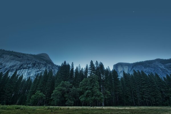 Vallée de Yosemite en Californie, ciel bleu