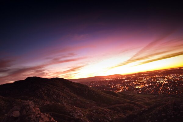 Sonnenuntergang vom Berg mit Blick auf die Stadt