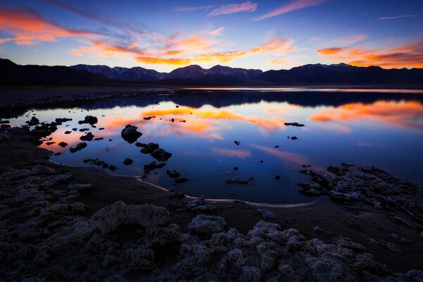 Fuego Celestial en el reflejo del lago