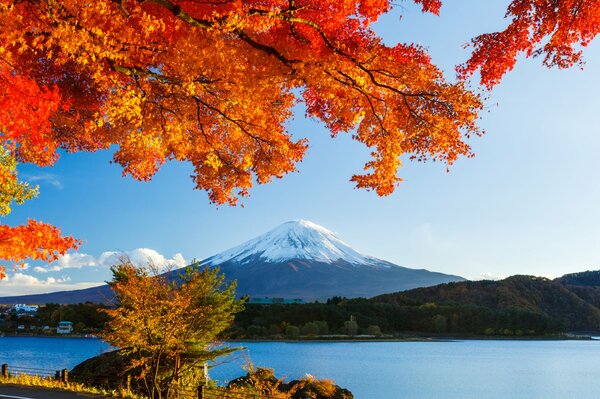 Montañas y lagos en Japón en otoño