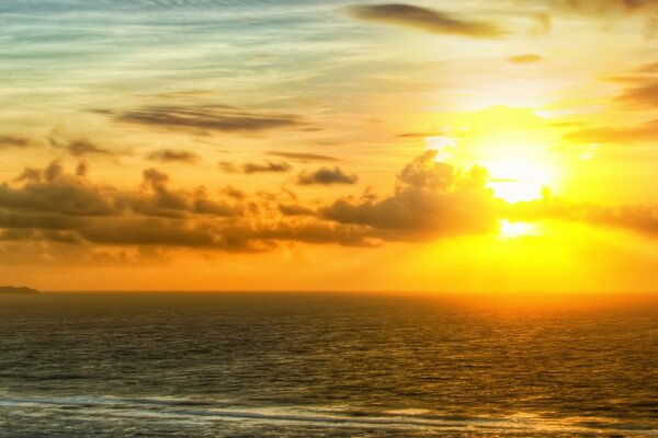 Sol de la tarde y puesta de sol en el mar