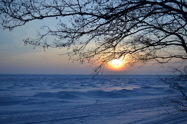 Schneeverwehungen bei Sonnenuntergang Hintergrund