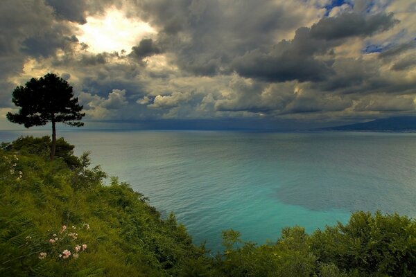 La turquesa del Golfo de Nápoles contra las nubes