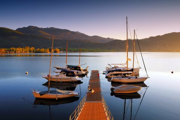 Paisaje de barcos de pie junto al puente