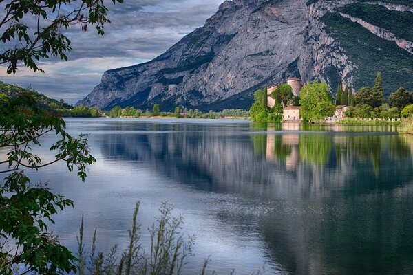 Castillo de toblino entre el lago