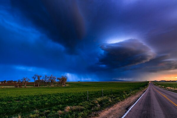 Ein Weg, der in die Ferne führt. der Himmel in den Wolken