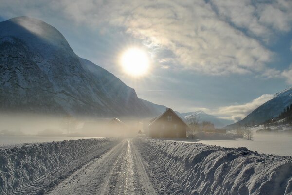 Straße durch den Schnee an einem frostigen sonnigen Tag