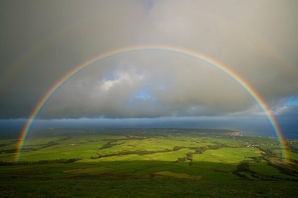 Arc-en-ciel sur le sol