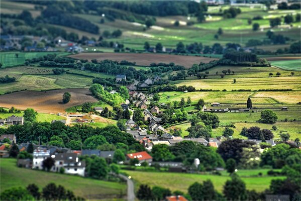 Vista del pueblo de Bélgica, casas pequeñas