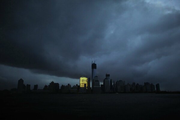 Cloudy New York in the city is a complete apocalypse with clouds