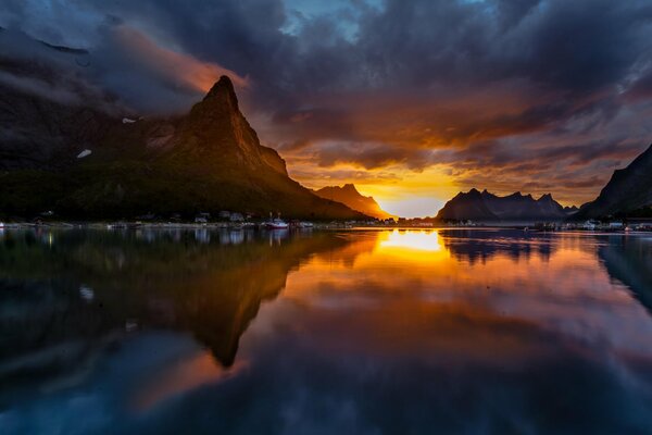 Sonnenuntergang am Abend und die Berge, die sich im See widerspiegeln