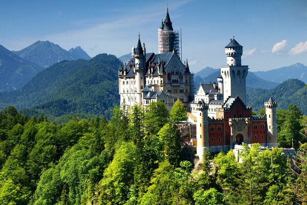 Hermoso castillo en la montaña