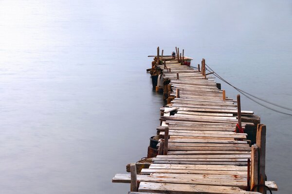 Ein hölzerner Pier auf dem Wasser. Tiefsee