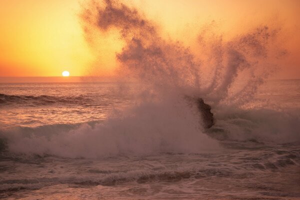 Aube sur l océan. Les éclaboussures des vagues