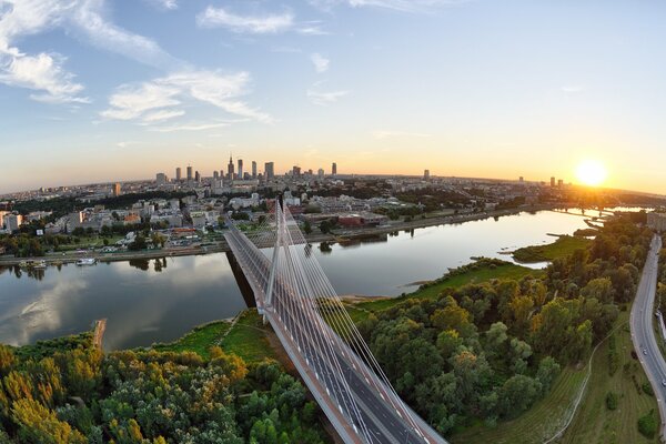 Pont sur la rivière avec coucher de soleil et forêt