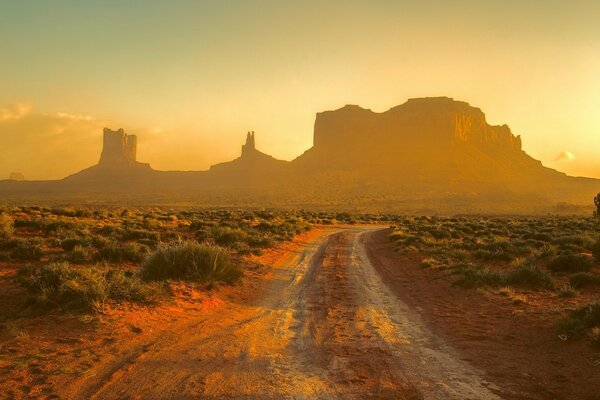 Straße bei Sonnenuntergang im Tal