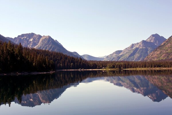 Paysage de lac avec des montagnes