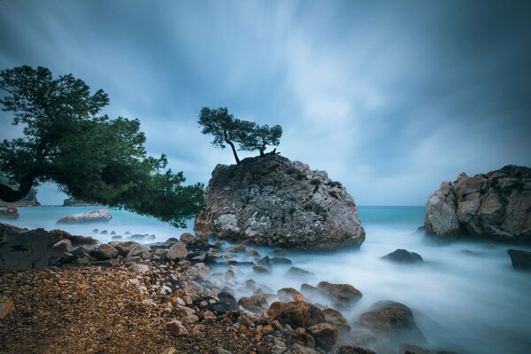 Steine am Meer. Felsen am Strand