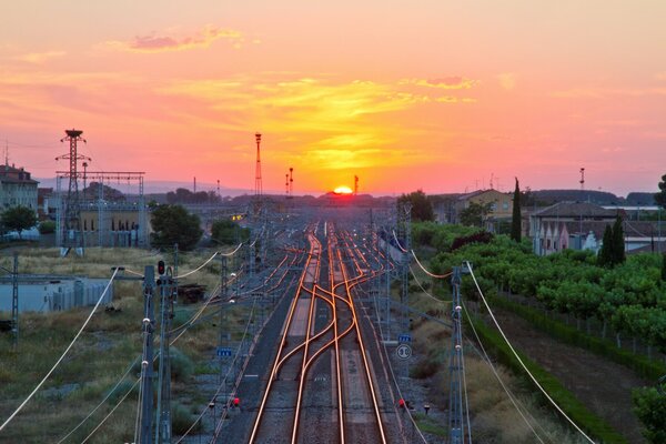 Le coucher de soleil a décoré l autoroute en rouge