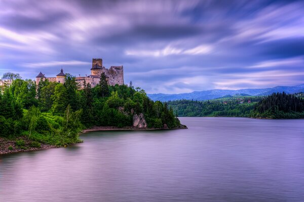 Bellissimo castello e nuvole blu