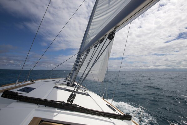 Foto Yacht, die ins Meer geht