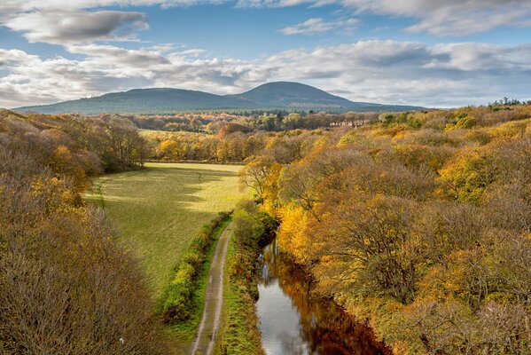 Camino de otoño a lo largo del río