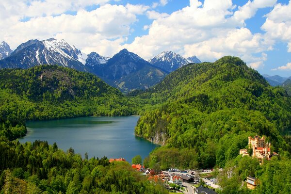 Замки и башни на горном озере