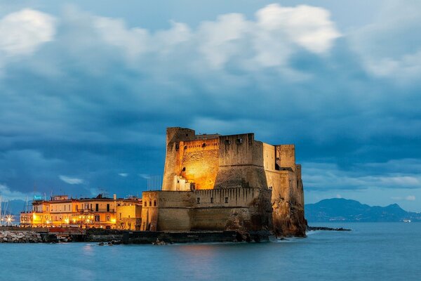 Fortezza napoletana in riva al mare