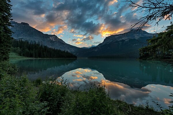 Parc au Canada les montagnes et la forêt se reflètent dans le lac