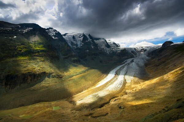 Una lunga strada all interno delle montagne