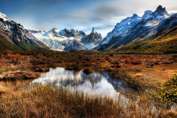 Hermosa naturaleza en el fondo de grandes rocas y montañas