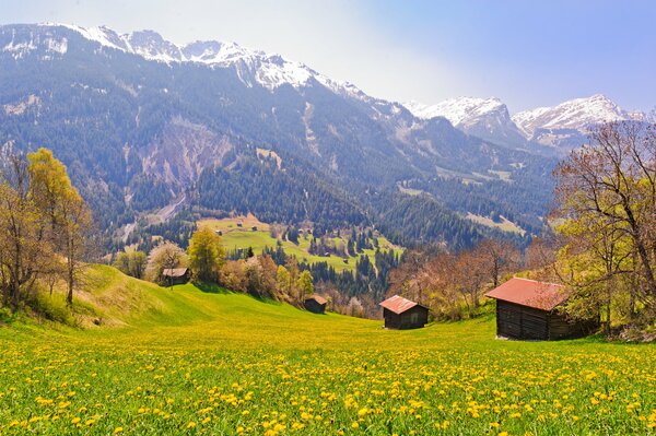 Pueblo de montaña en Suiza, paisaje