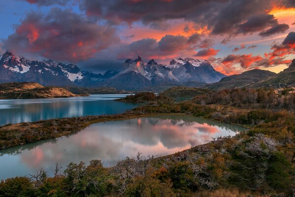 Fluss in Patagonien vor dem Hintergrund der Berge