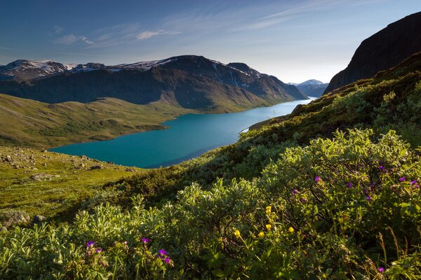 Photo d une crête en Norvège près d un lac