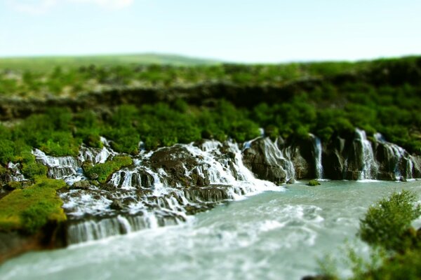 Cascadas que desembocan en un río de montaña