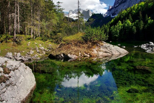 Lago en un valle de montaña. Austria